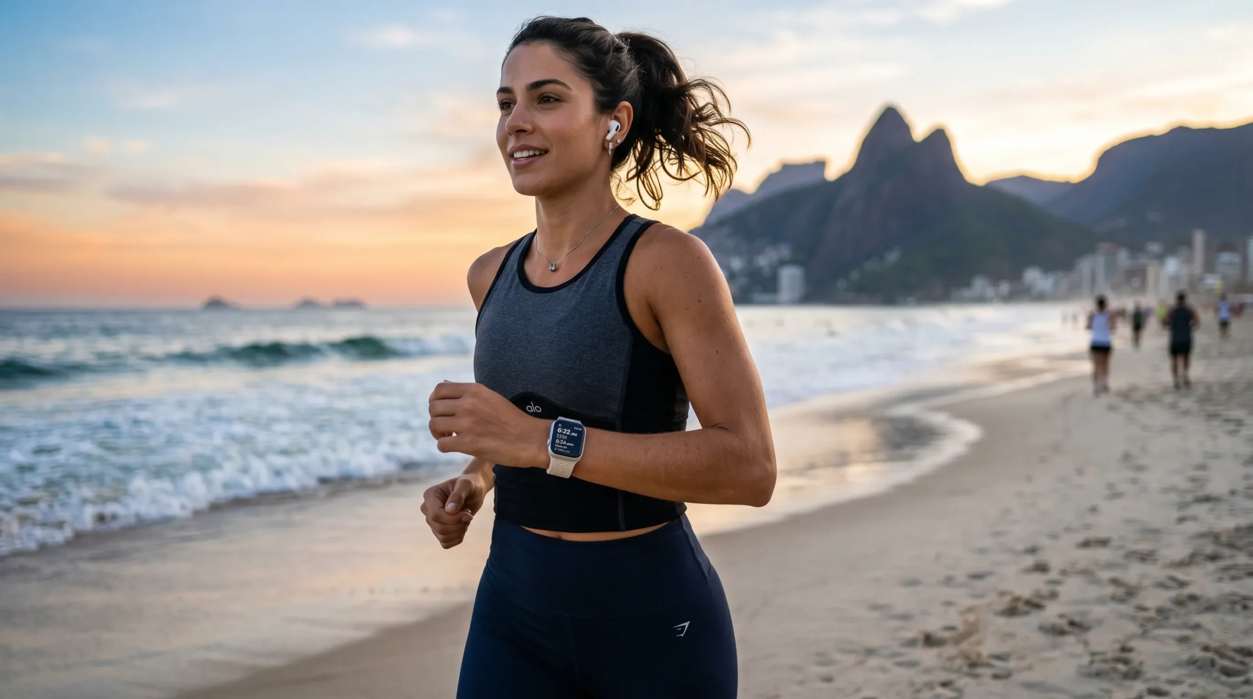 Mulher jovem monitorando saúde com Apple Watch durante corrida